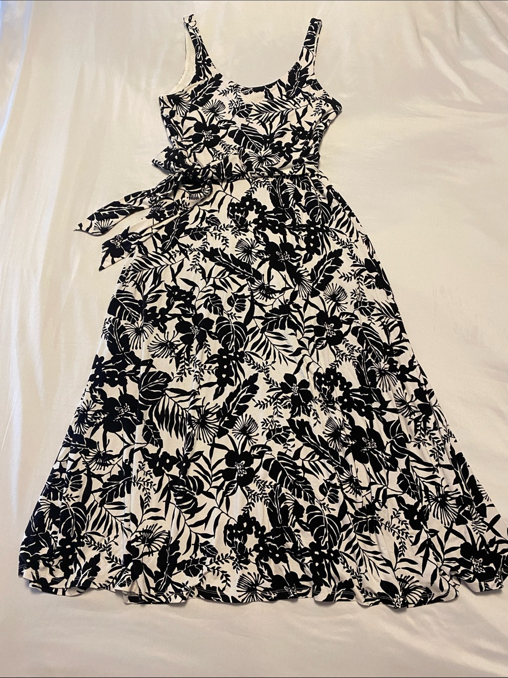 Loft Black & White Floral A-Line Stretchy Sundress
Small.